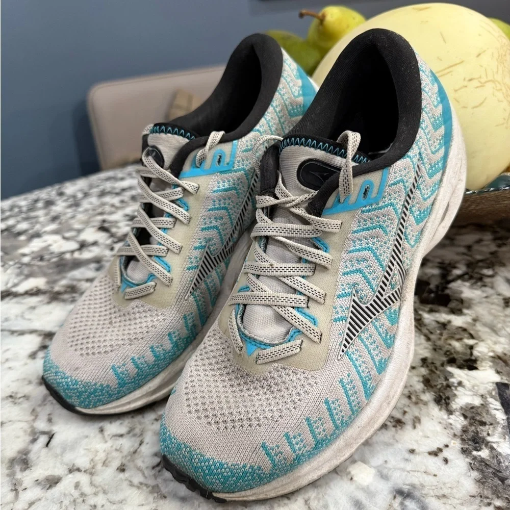 Mizuno Wave Roder woman’s size 9.5 - Picture 4 of 16